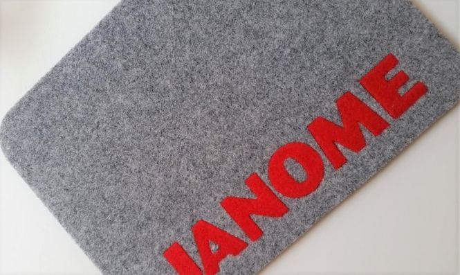 Hovedbilde Matte med Janome-logo, liten